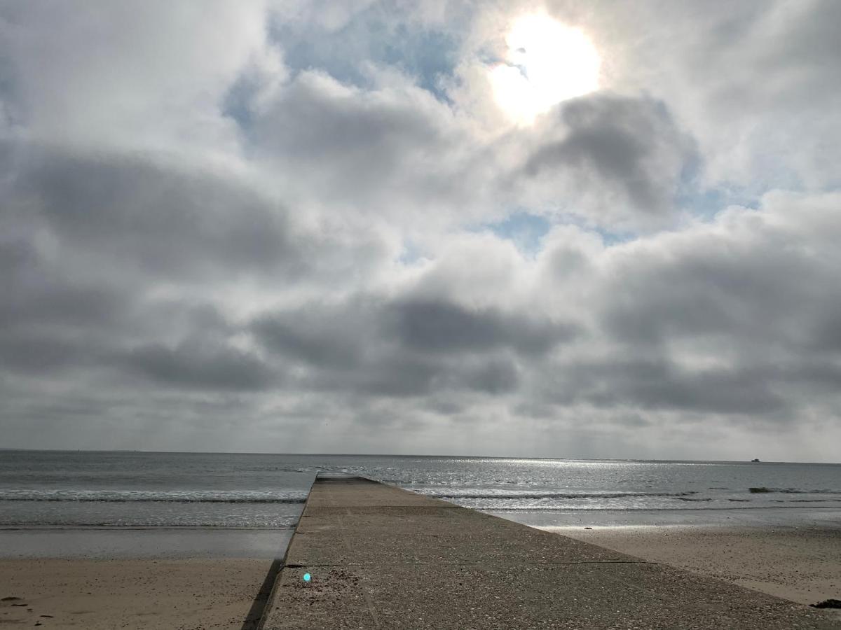 Lüttje Najade Ruhige, zentrale Lage am Rande des Kurparks. Wenige Gehminuten zum Strand und in die Innenstadt. Neu renovierte und liebevoll eingerichtete Wohnung. Borkum Exterior foto