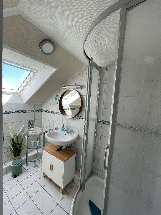 Lüttje Najade Ruhige, zentrale Lage am Rande des Kurparks. Wenige Gehminuten zum Strand und in die Innenstadt. Neu renovierte und liebevoll eingerichtete Wohnung. Borkum Exterior foto